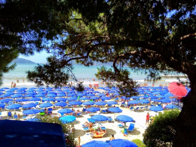 spiaggia ligure 