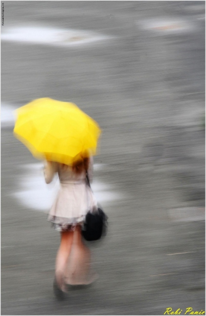 La Ragazza con l'ombrello giallo