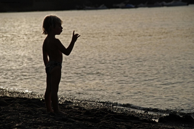 Il bimbo davanti al mare