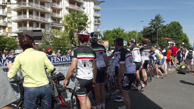 Giro d'Italia - Cassano d'Adda - sportivi in attesa dell'arrivo