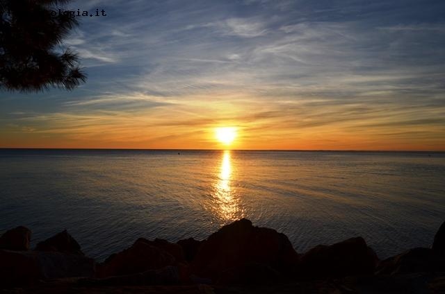 mira ...il tramonto sul mare