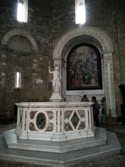 Volterra - interno del Battistero