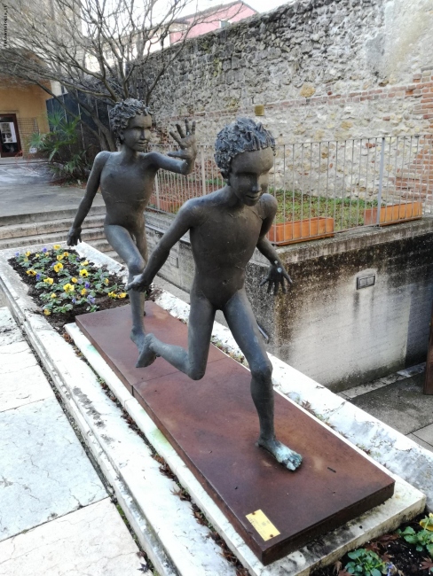 Soave - Monumento all'ingresso del Palazzo Comunale