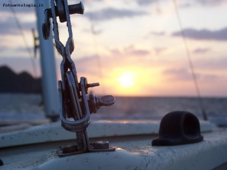 tramonto e barca a vela