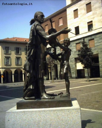Cremona - Monumento a Stradivari