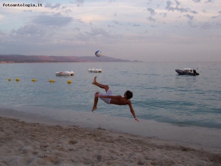 ROVESCIATA IN SPIAGGIA