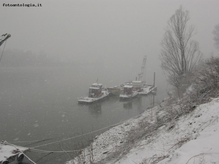 neve sul fiume