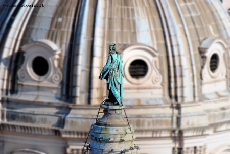 la statua di San Pietro sulla colonna Traiana