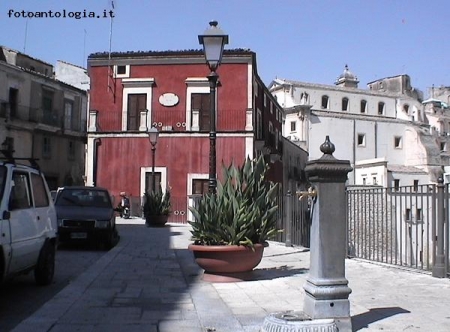 Ibla: "Fuori Specifica" (La casa rossa)