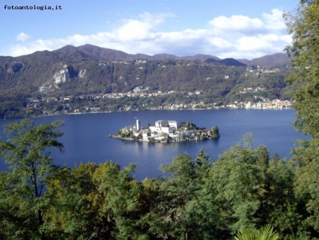 L'ISOLA DI SAN GIULIO VISTA DALLA PIAZZA DI O