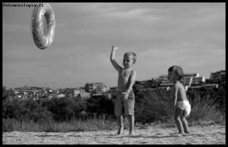 giocando in spiaggia....