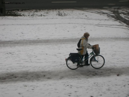 Donna in bicicletta