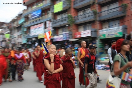 Monaci tibetani sfilano a Kathmandu