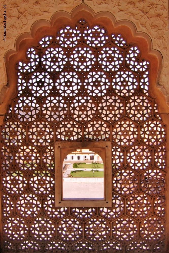 c' sempre uno spiraglio.............