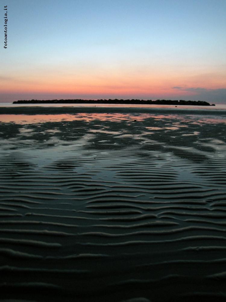 Il mare se ne  andato, ma le onde restano. 