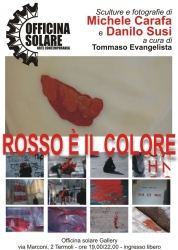 Rosso e' il colore. Sculture e fotografie