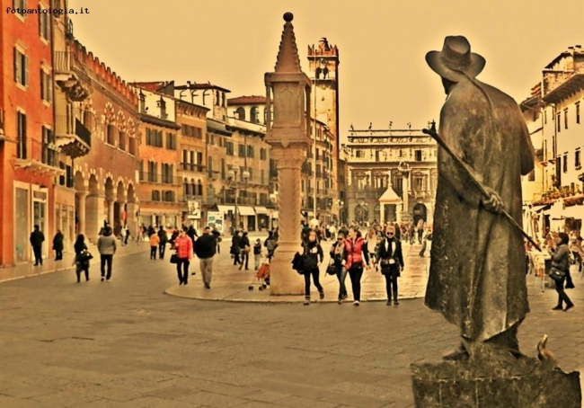 Sul far della sera...  piazza delle erbe - Verona