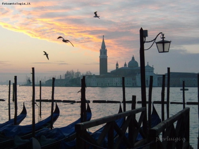 alba con vista sulla chiesa di san Giorgio