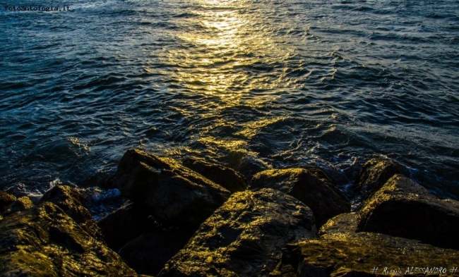 Il sole che si infrange sulle rocce