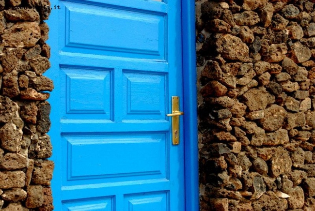 la porta davanti al mare..