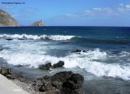 Luogo di rocce e onde spumeggianti