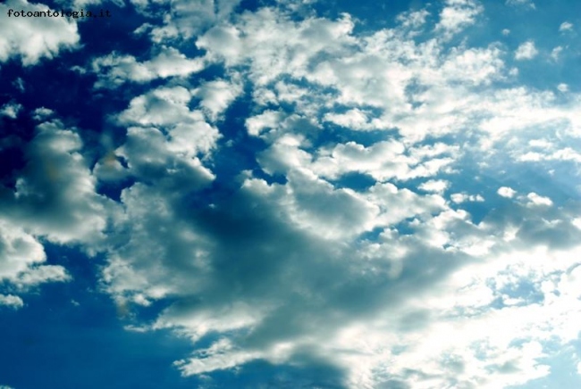 Una poesia che cade dalle nuvole in fiocchi bianchi e leggeri