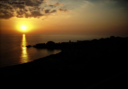 ...tramonto su costa....