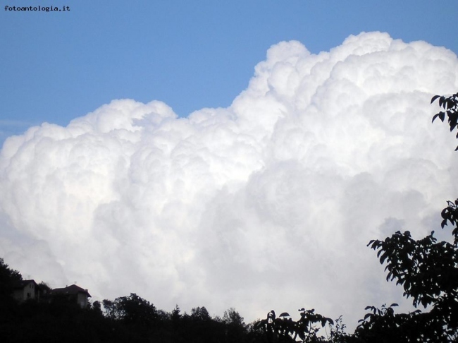 nuvola dietro la montagna o montagna di panna?