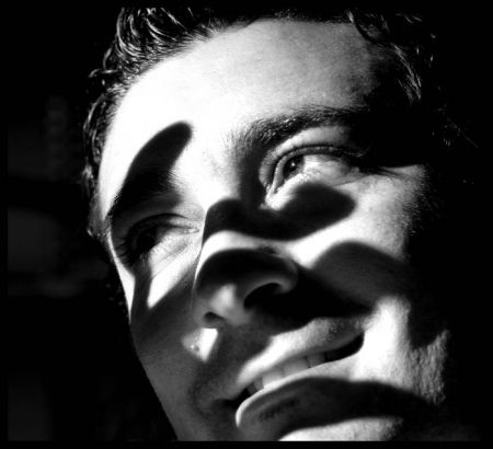 self portrait luci ed ombre -na mano 'nfaccia