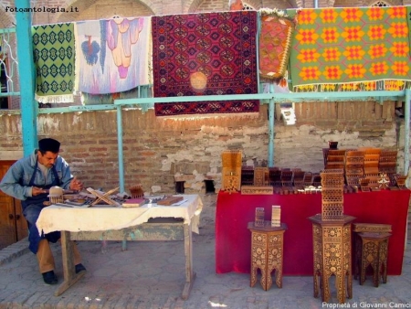 Artigiano del legno a Bukhara
