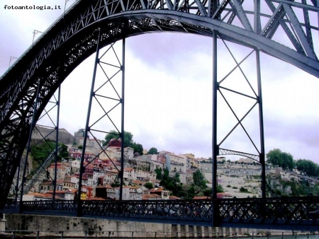 Uno sguardo..sotto il ponte