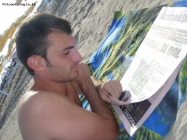 Prossima Foto: leggere le notizie sportive in spiaggia