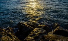Il sole che si infrange sulle rocce
