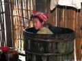 Foto Precedente: Bambini di etnia h'mong neri durante il bagno